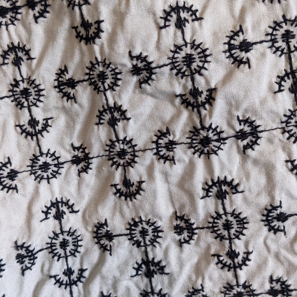 Embroidery patterned skirt - Picture 2 of 4